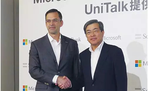 微软日本总裁TakuyaHirano（左）和软银集团副总裁今井康之（右）